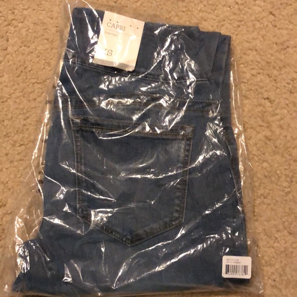 Style & Co Pull-on Capri Jeans - Picture 4 of 5